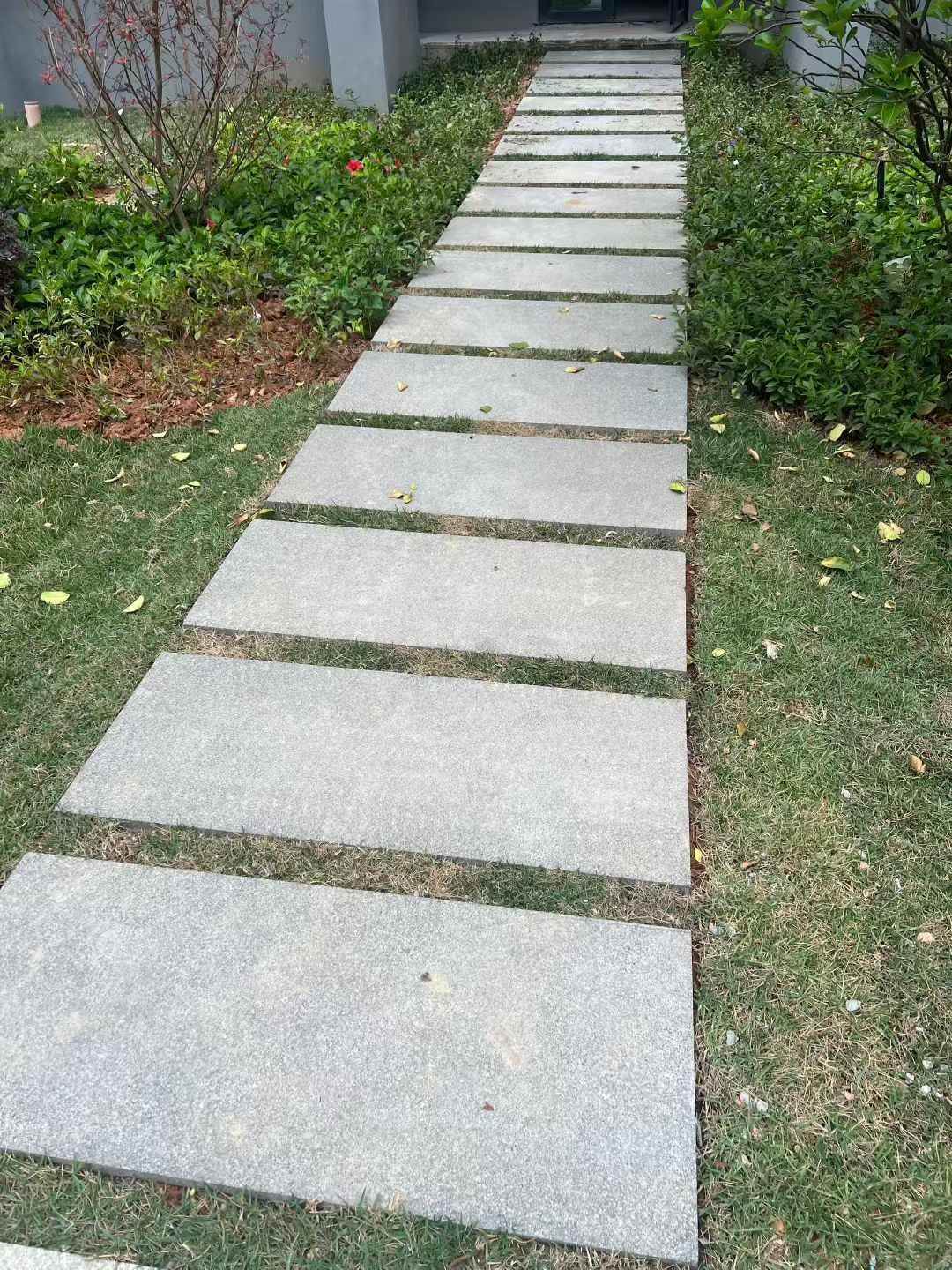 大庆 芝麻黑小区踏步、汀步石铺装效果