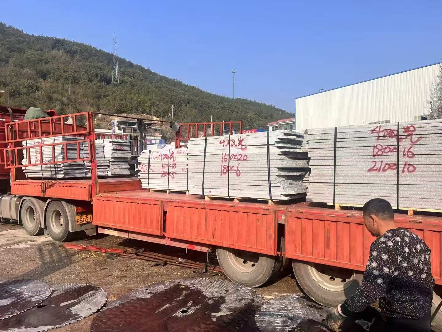 大庆 芝麻灰花岗岩光面毛板出货日常